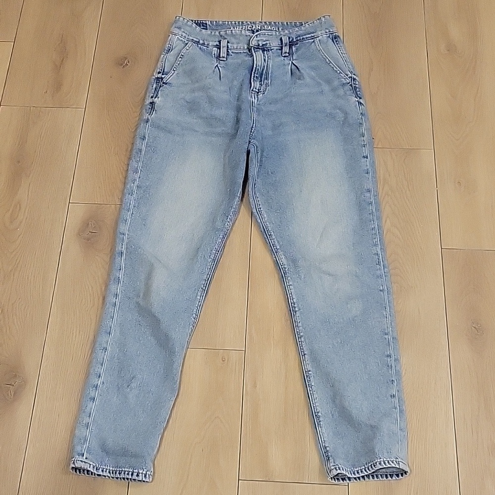 AMERICAN EAGLE OUTFITTERS MOM JEANS Size 4